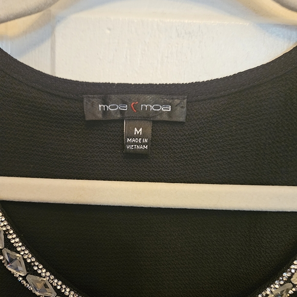 Moa Moa Black Blouse with Chain Detail - Picture 2 of 2